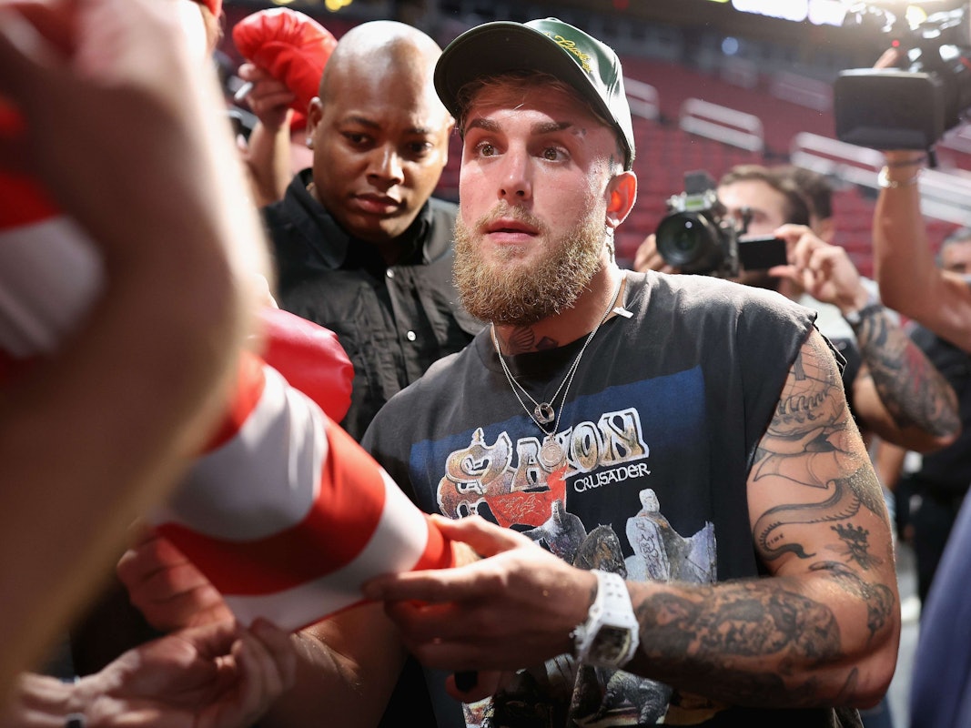 Jake Paul schreibt Autogramme.