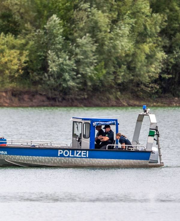 Ein Polizeiboot fährt auf einem Gewässer entlang, wie dieses Symbolfoto aus dem Juli 2022 zeigt.