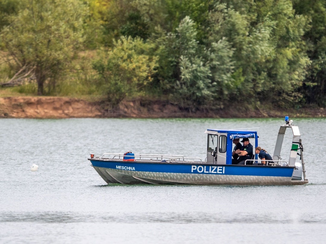 Ein Polizeiboot fährt auf einem Gewässer entlang, wie dieses Symbolfoto aus dem Juli 2022 zeigt.