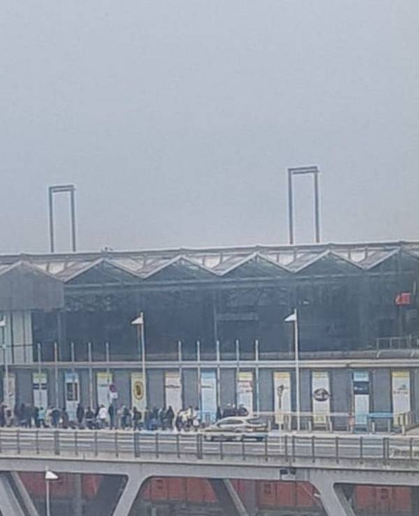 Am Samstag (24. September 2022) gegen 10.10 Uhr reichte die Schlange vor der Sicherheitskontrolle am Flughafen Köln/Bonn wieder bis vor das Terminal.
