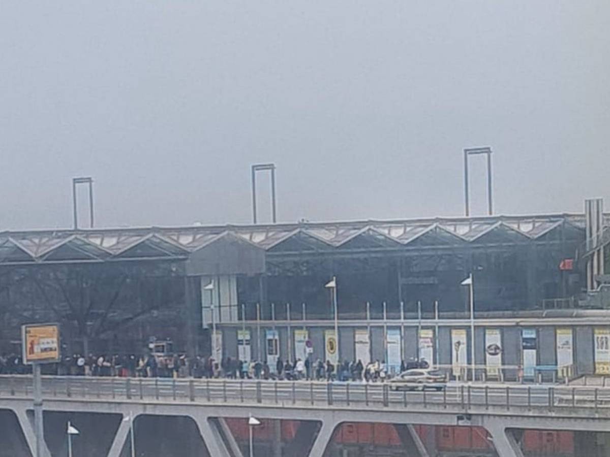 Am Samstag (24. September 2022) gegen 10.10 Uhr reichte die Schlange vor der Sicherheitskontrolle am Flughafen Köln/Bonn wieder bis vor das Terminal.