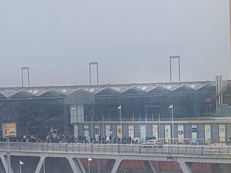 Am Samstag (24. September 2022) gegen 10.10 Uhr reichte die Schlange vor der Sicherheitskontrolle am Flughafen Köln/Bonn wieder bis vor das Terminal.