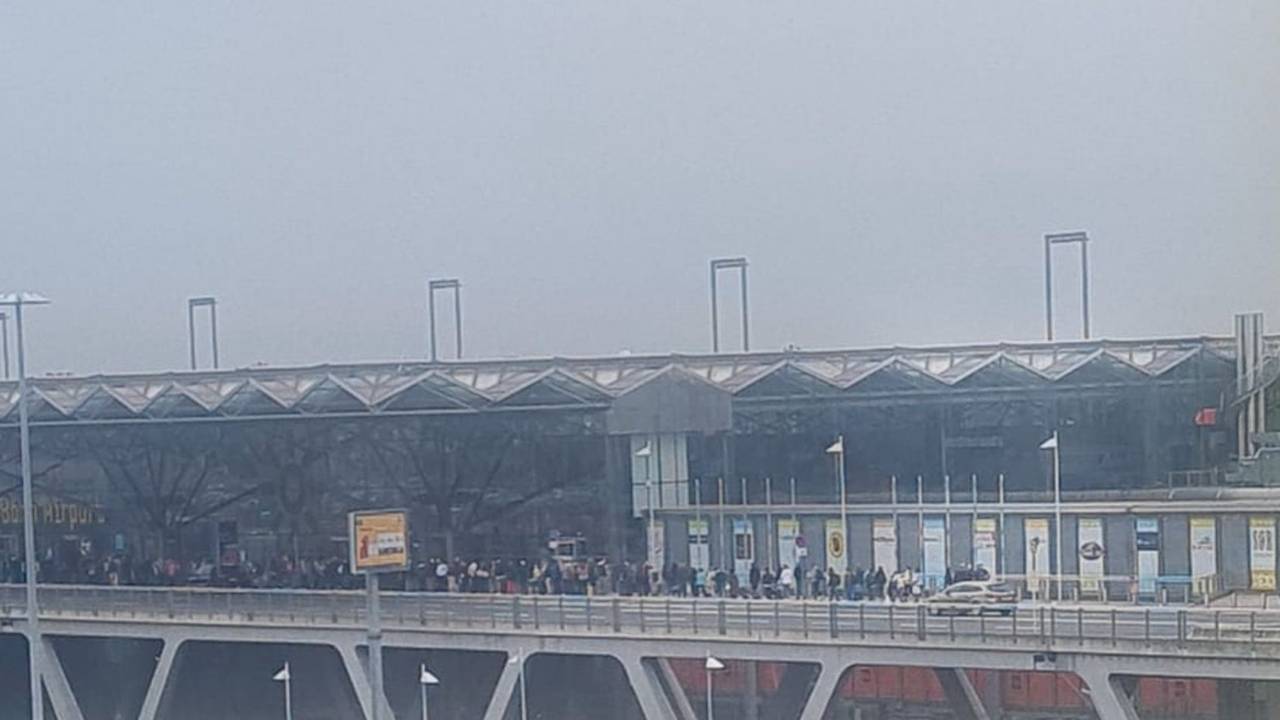 Am Samstag (24. September 2022) gegen 10.10 Uhr reichte die Schlange vor der Sicherheitskontrolle am Flughafen Köln/Bonn wieder bis vor das Terminal.