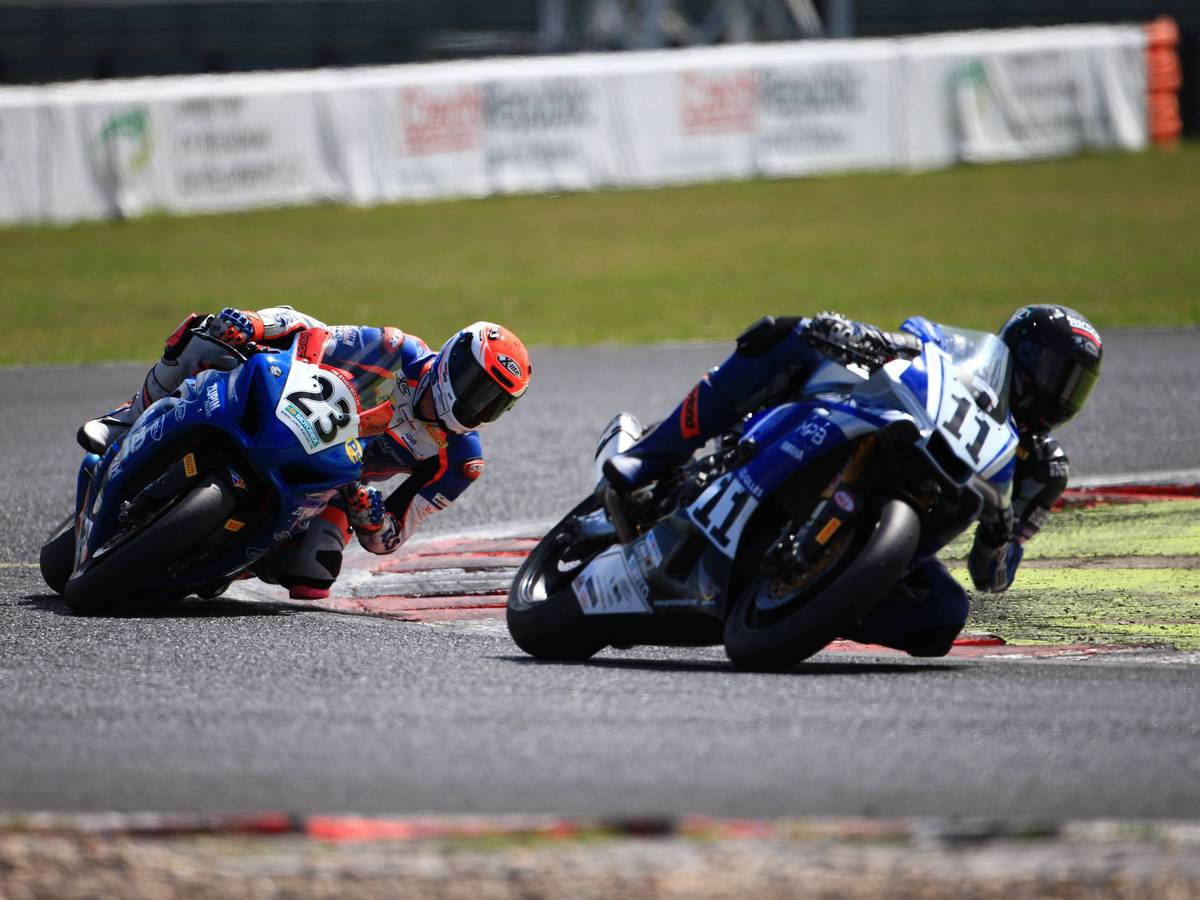 Internationale Deutsche Motorradmeisterschaft: Tim Stadtmüller hinter Leon Langstädtler.