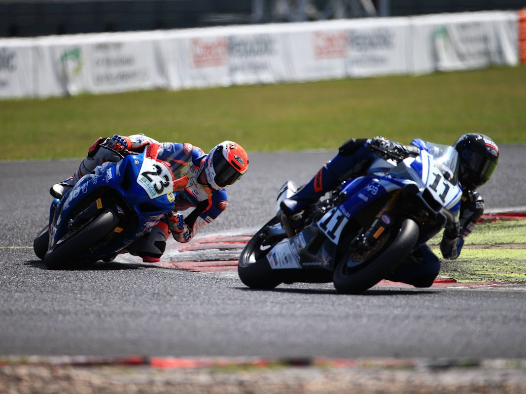 Internationale Deutsche Motorradmeisterschaft: Tim Stadtmüller hinter Leon Langstädtler.