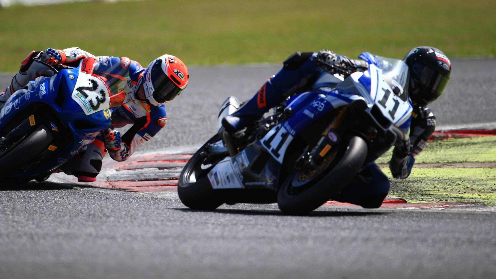 Internationale Deutsche Motorradmeisterschaft: Tim Stadtmüller hinter Leon Langstädtler.
