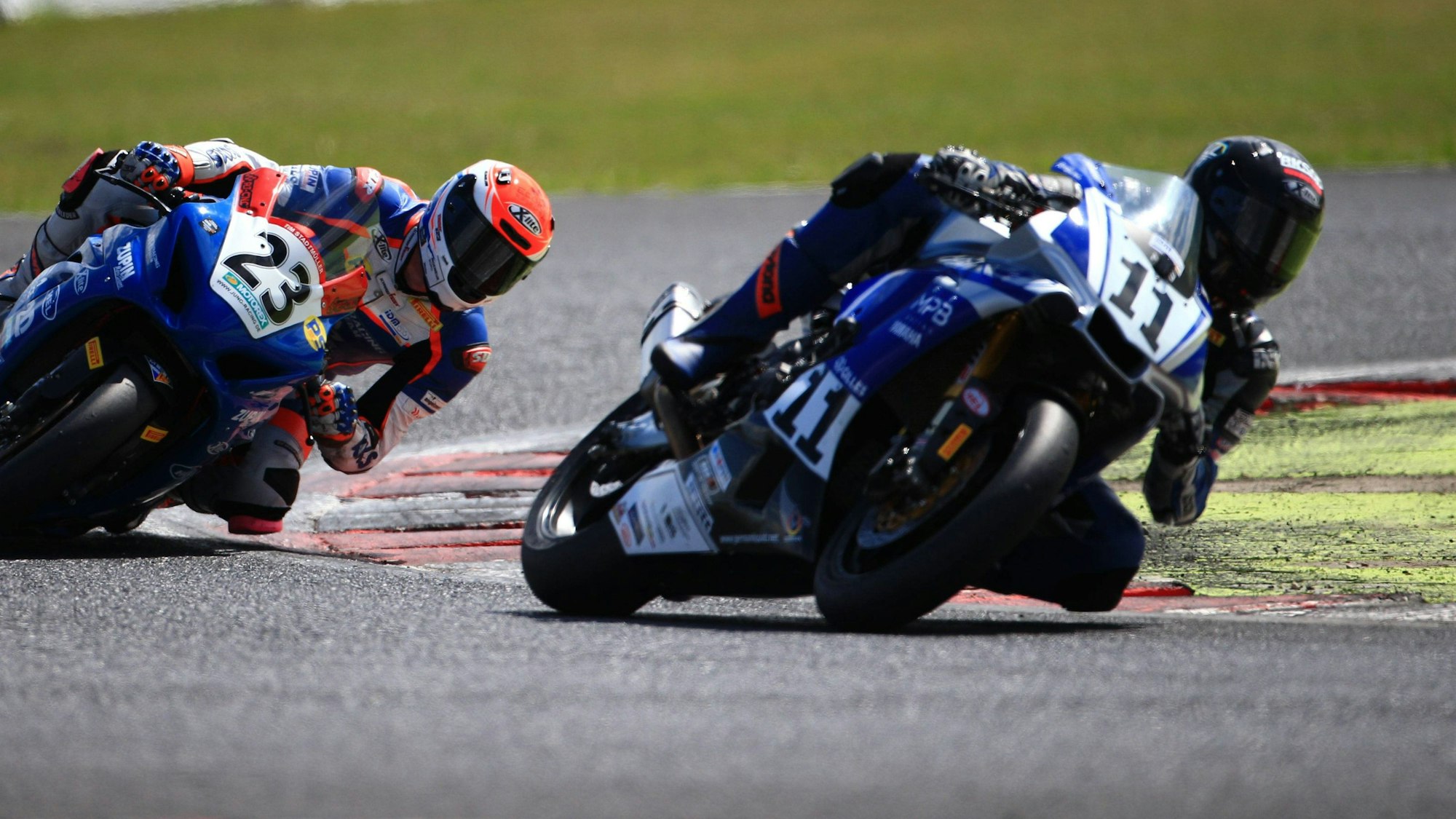 Internationale Deutsche Motorradmeisterschaft: Tim Stadtmüller hinter Leon Langstädtler.