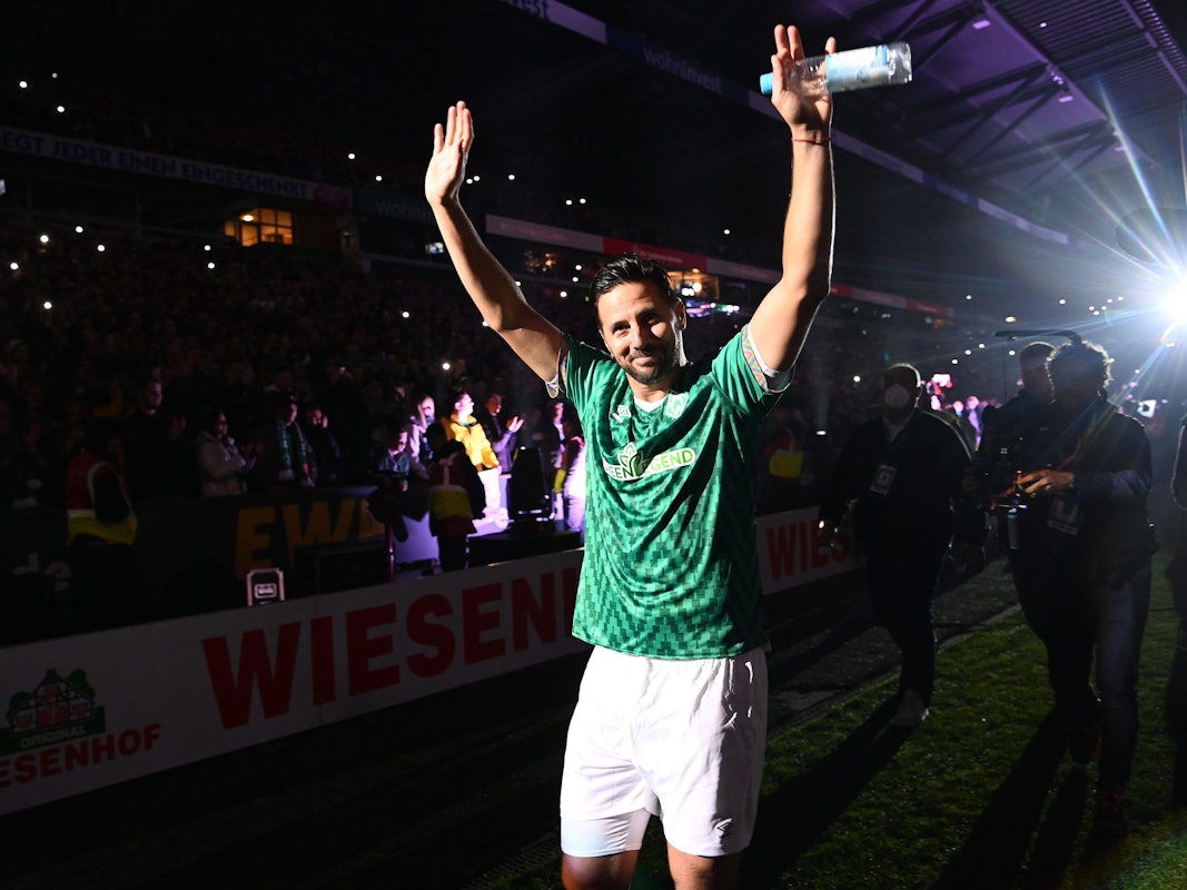 Fußball: Abschiedsspiel von Claudio Pizarro im Wohninvest Weserstadion. Claudio Pizarro verabschiedet sich von den Fans.