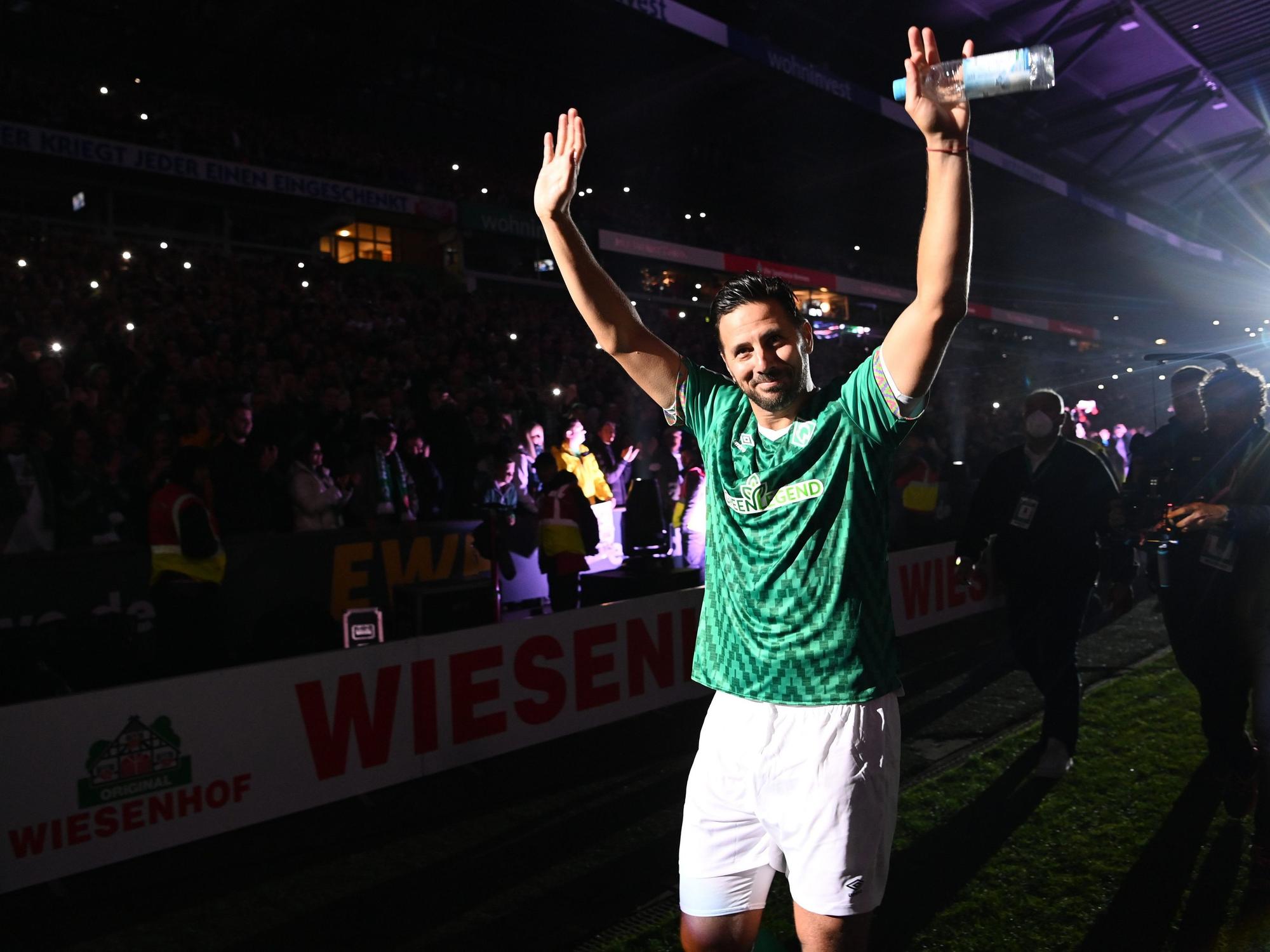 Fußball: Abschiedsspiel von Claudio Pizarro im Wohninvest Weserstadion. Claudio Pizarro verabschiedet sich von den Fans.