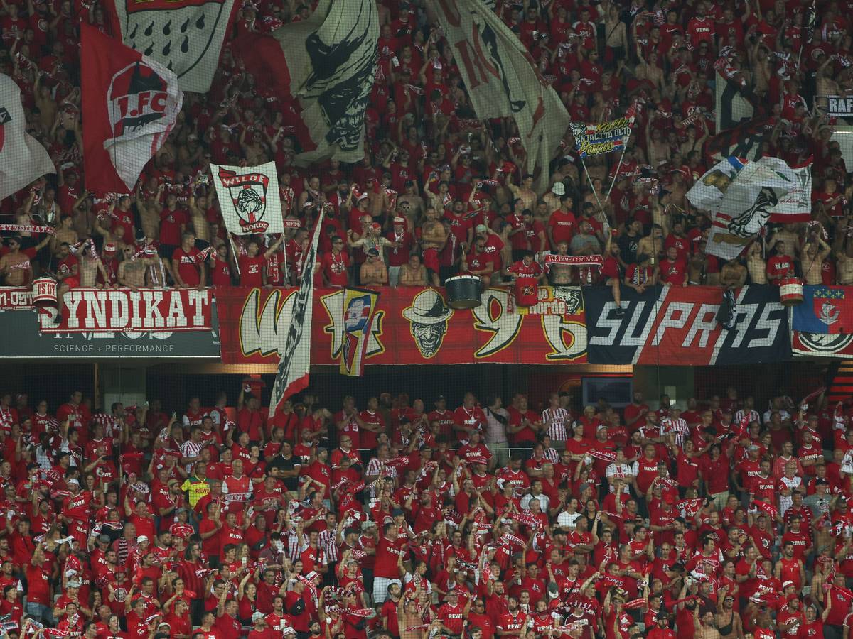 Allianz Riviera Stadion in Nizza: Fans von Köln stehen auf der Tribüne.