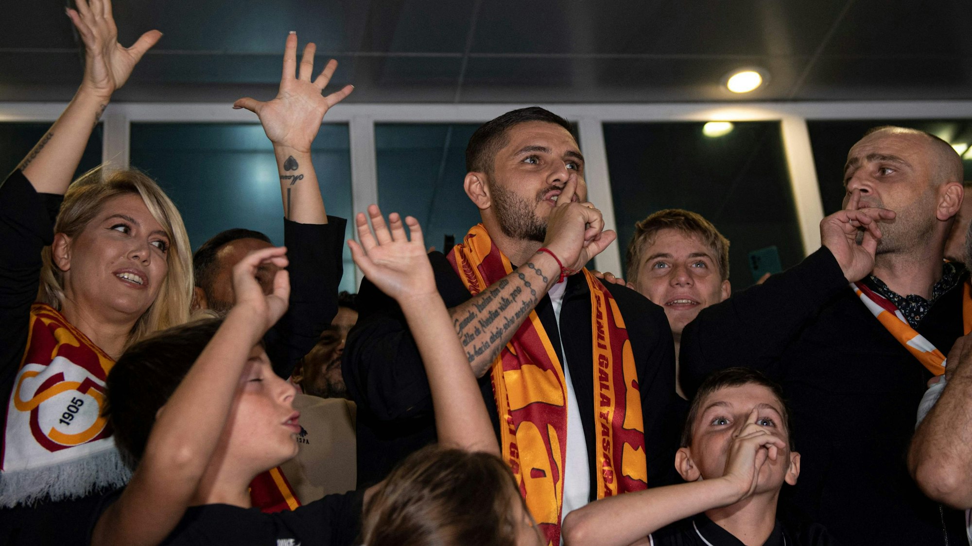 Wanda Nara (l.) und Mauro Icardi (M.) bei ihrer Ankunft in Istanbul.