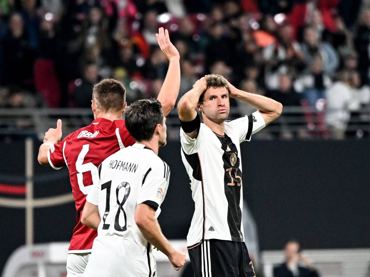 Thomas Müller (r) fasst sich an den Kopf. Neben ihm stehen sein Teamgefährte Jonas Hofmann (M) und Willi Orban von Ungarn.