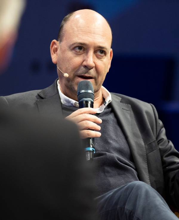 Fernando Carro, Vorsitzender der Geschäftsführung von Bayer 04 Leverkusen, spricht während der Podiumsrunde auf dem Sportbusiness Kongress SpoBis im CCD Congress Center.