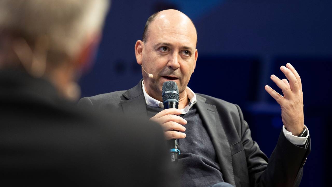 Fernando Carro, Vorsitzender der Geschäftsführung von Bayer 04 Leverkusen, spricht während der Podiumsrunde auf dem Sportbusiness Kongress SpoBis im CCD Congress Center.