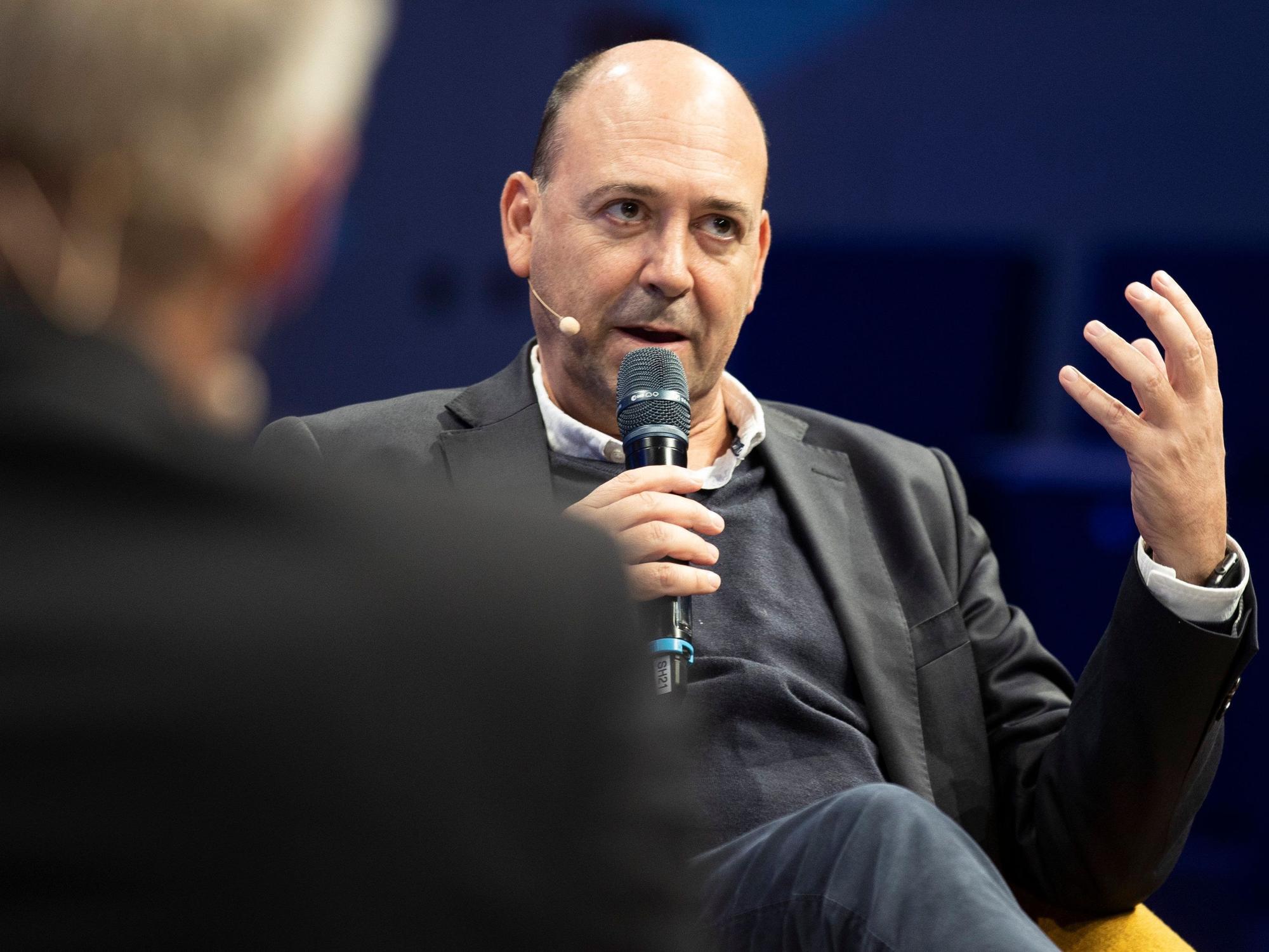 Fernando Carro, Vorsitzender der Geschäftsführung von Bayer 04 Leverkusen, spricht während der Podiumsrunde auf dem Sportbusiness Kongress SpoBis im CCD Congress Center.