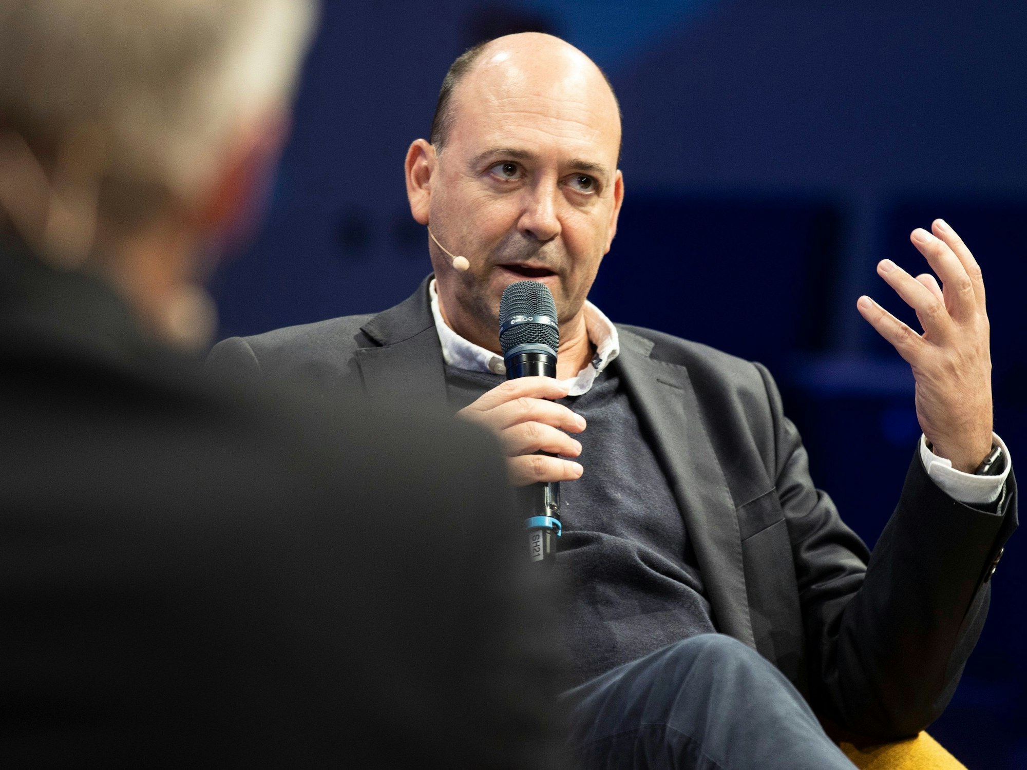 Fernando Carro, Vorsitzender der Geschäftsführung von Bayer 04 Leverkusen, spricht während der Podiumsrunde auf dem Sportbusiness Kongress SpoBis im CCD Congress Center.