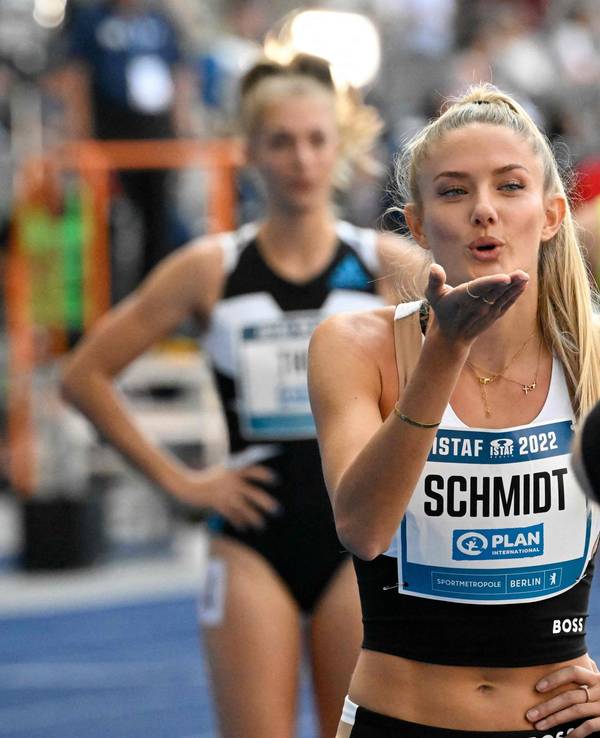 Alica Schmidt wirft auf dem ISTAF in Berlin ein Küsschen in die Kamera.