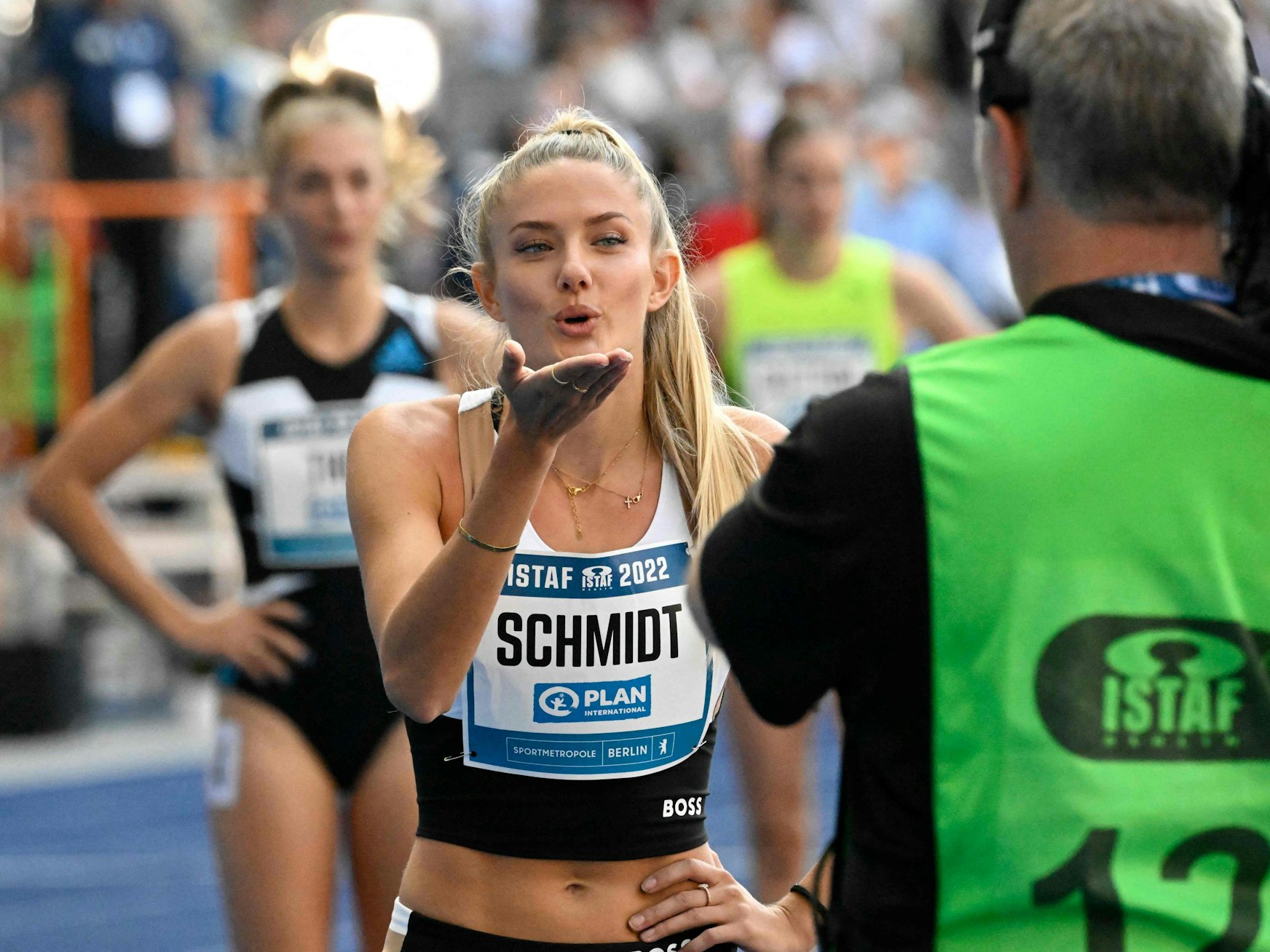 Alica Schmidt wirft auf dem ISTAF in Berlin ein Küsschen in die Kamera.