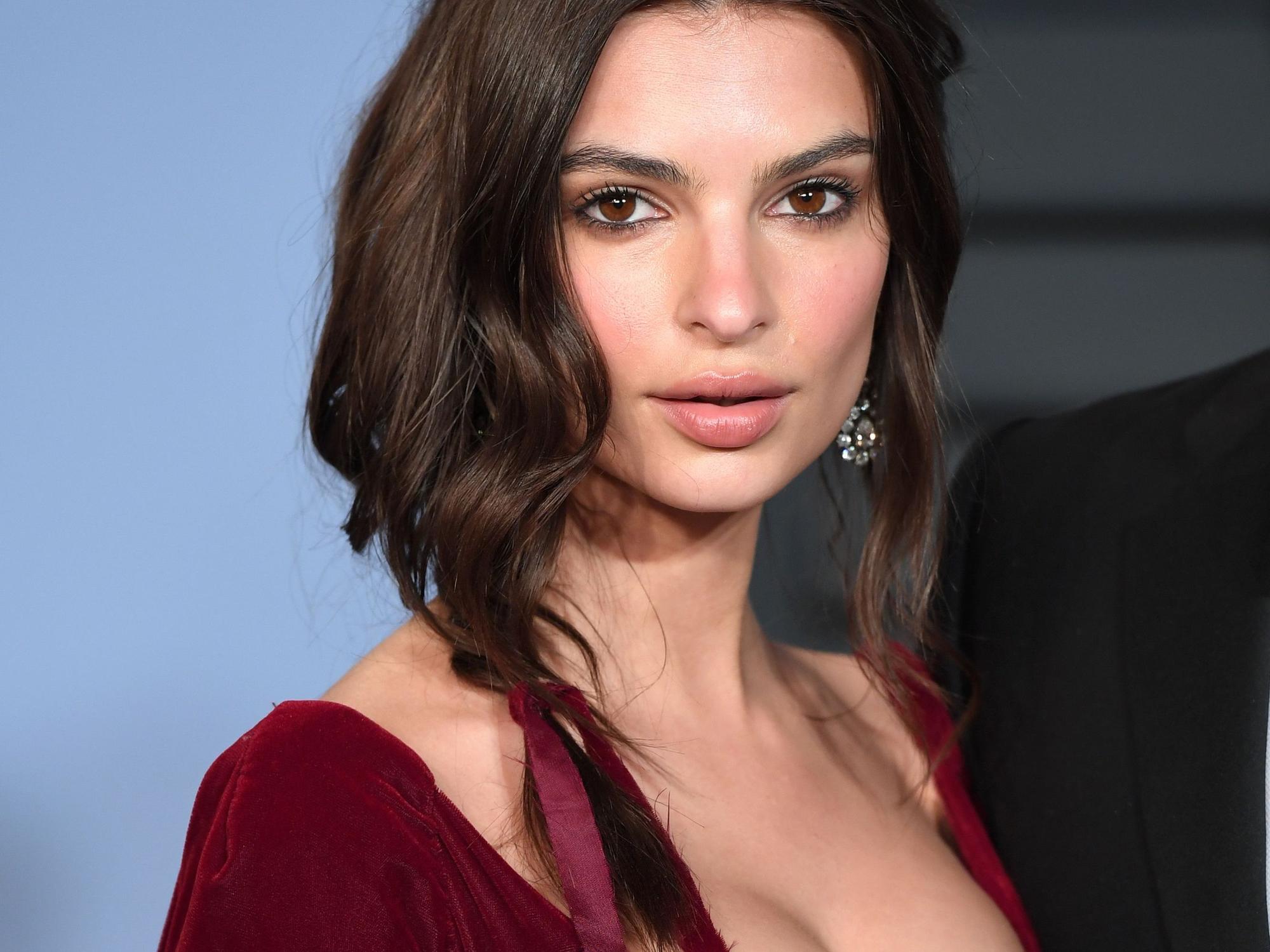 Model Emily Ratajkowski posiert vor der Kamera