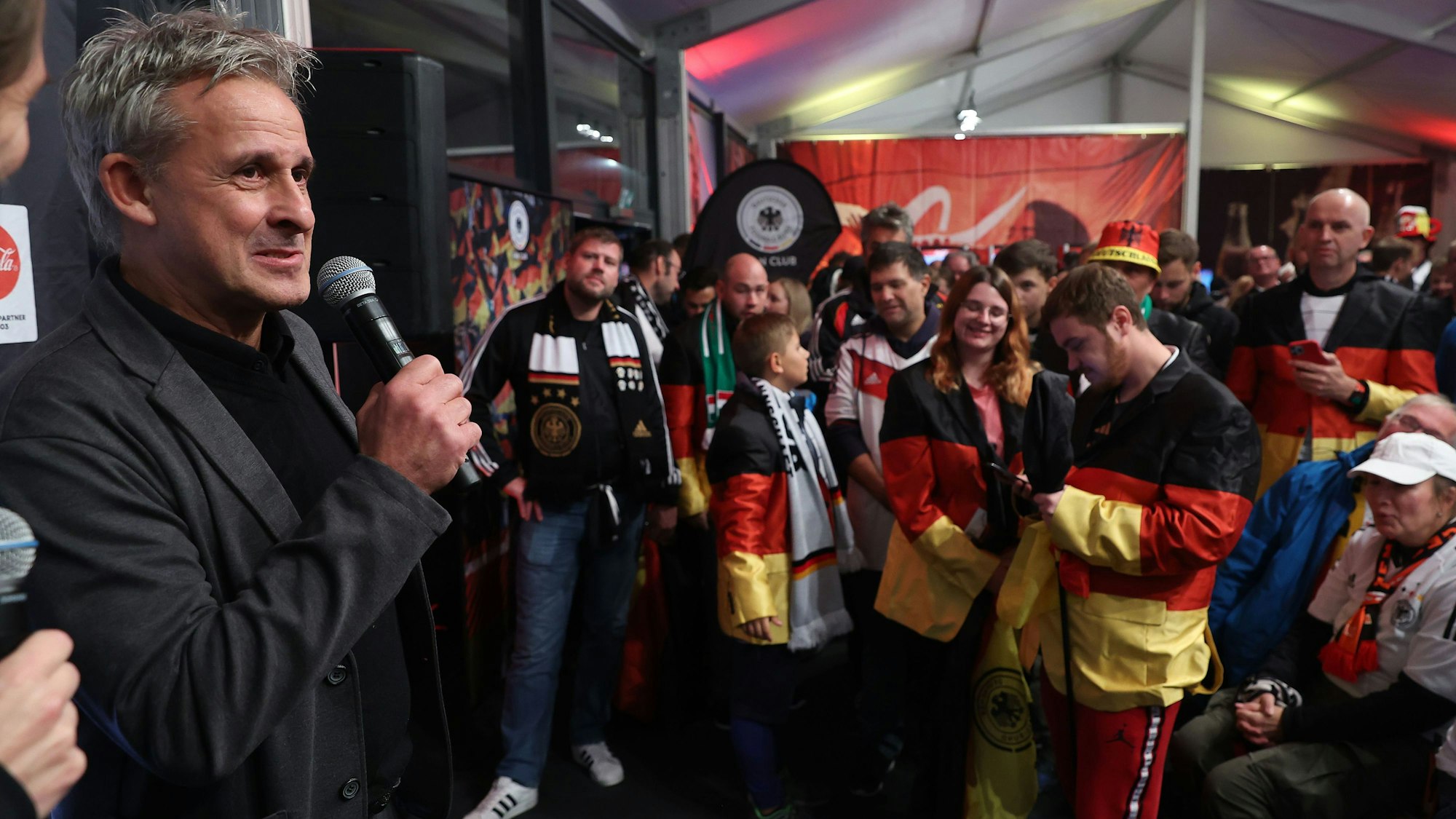 Pierre Littbarski spricht zu Mitgliedern des Fanclubs der Nationalmannschaft.