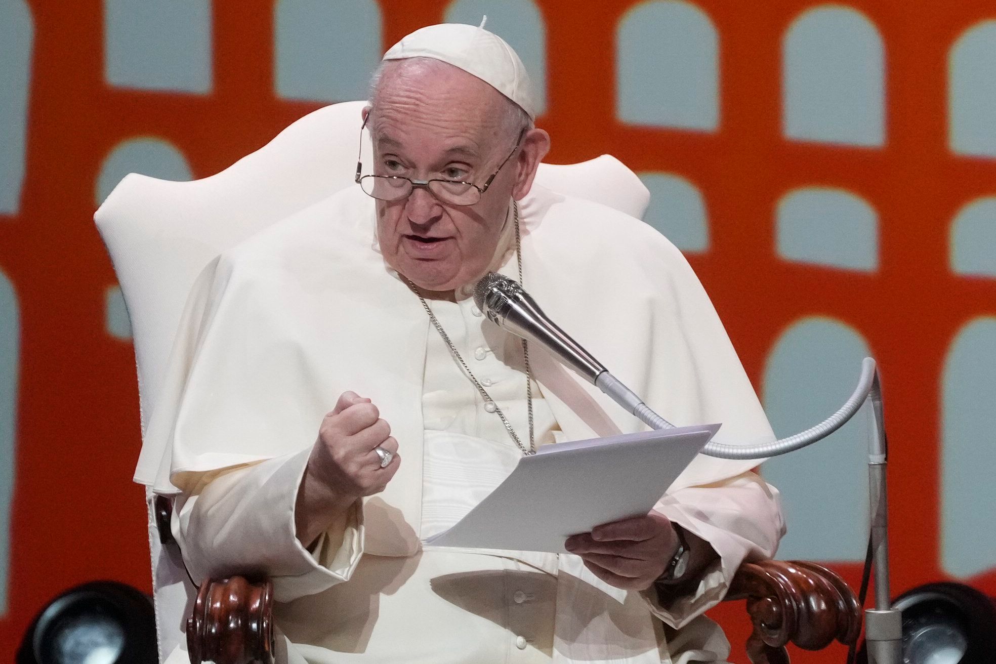 Papst Franziskus überbringt seine Botschaft während der Diskussionsveranstaltung „Economy of Francesco“ am Samstag (24. September) in Assisi.