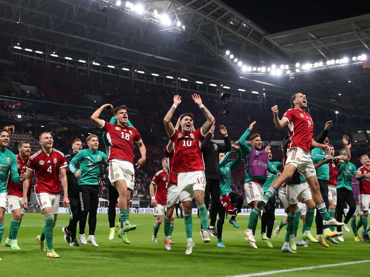 Ungarns Spieler feiern vor ihrem Fanblock in Leipzig.