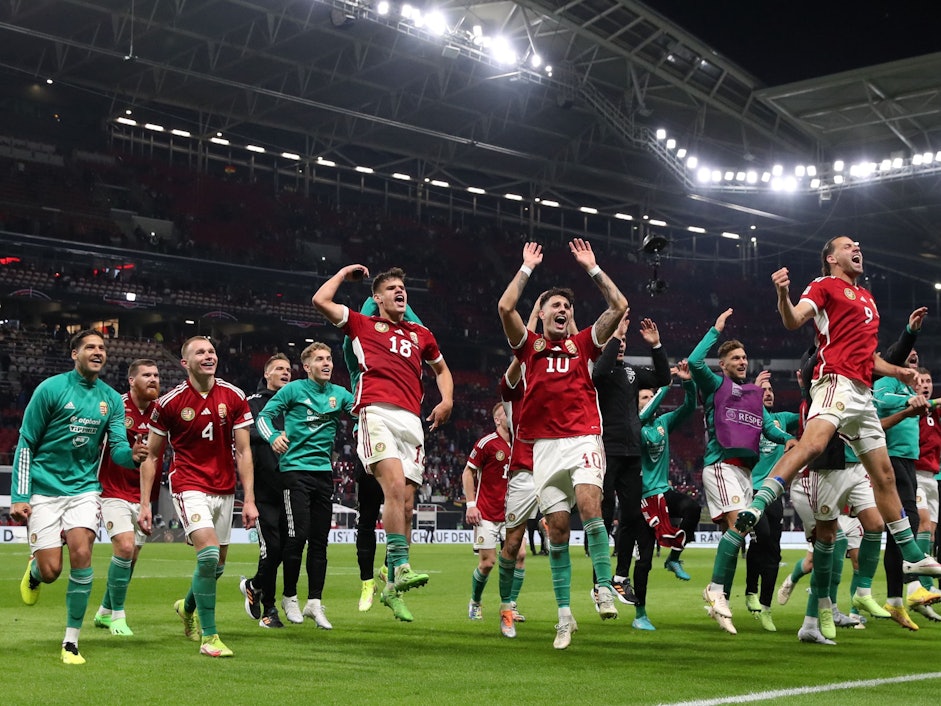 Ungarns Spieler feiern vor ihrem Fanblock in Leipzig.