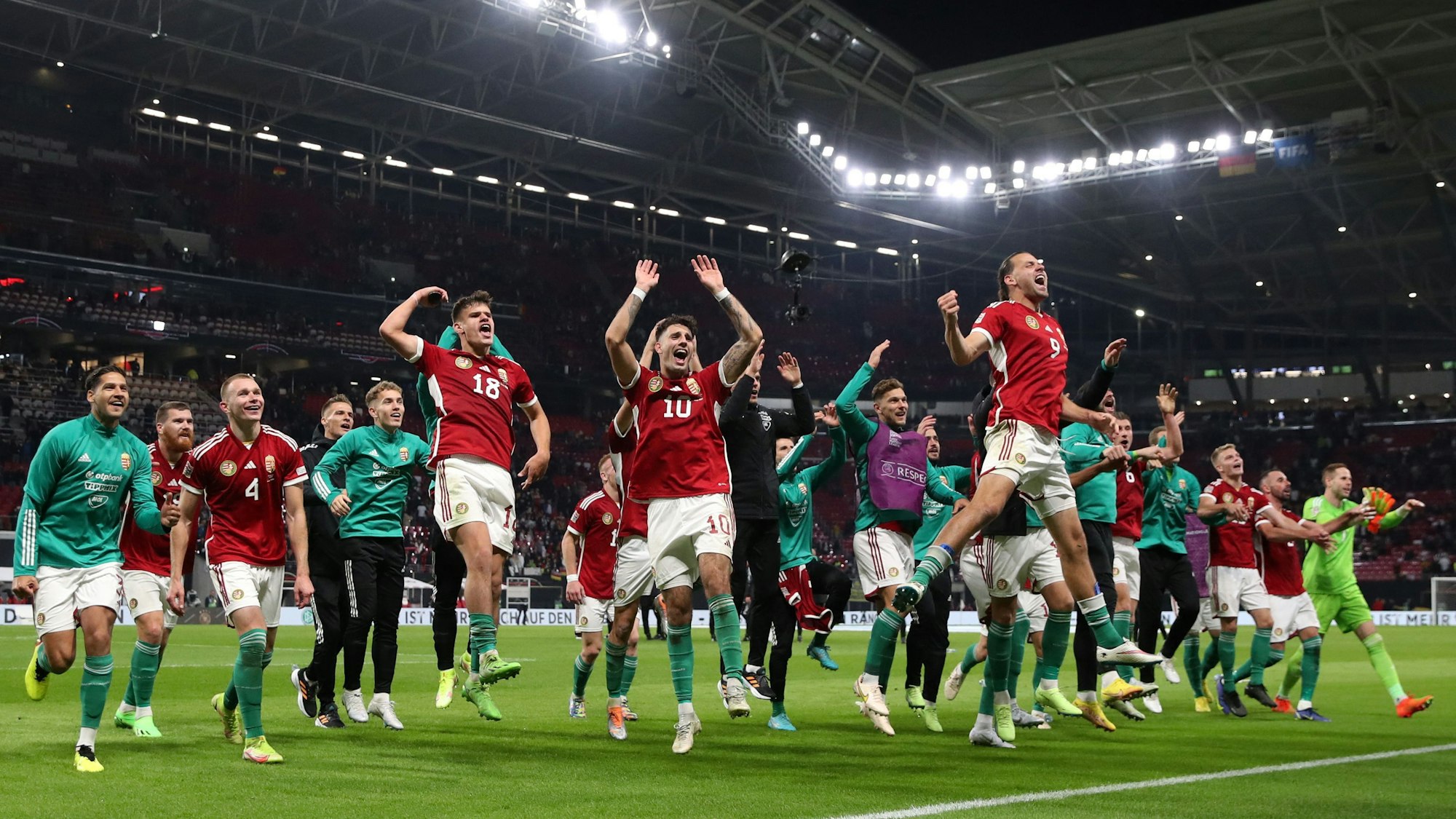 Ungarns Spieler feiern vor ihrem Fanblock in Leipzig.