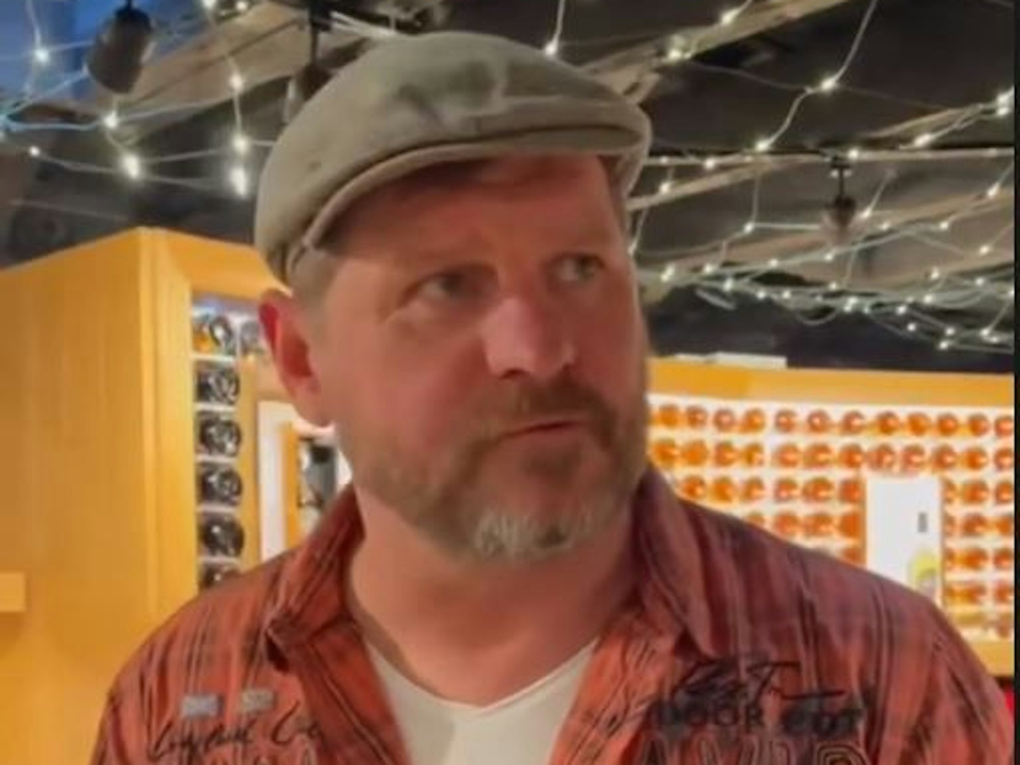 Steffen Baumgart zeigt sich im Shop der schottischen Glengoyne-Whisky-Destillerie.