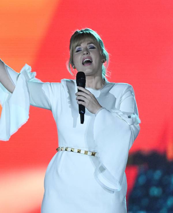 Die Sängerin Maite Kelly steht bei einem Konzert zum 30-jährigen Bühnenjubiläum von Andrea Berg auf der Bühne.