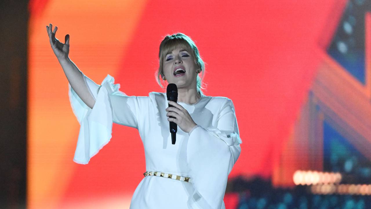 Die Sängerin Maite Kelly steht bei einem Konzert zum 30-jährigen Bühnenjubiläum von Andrea Berg auf der Bühne.