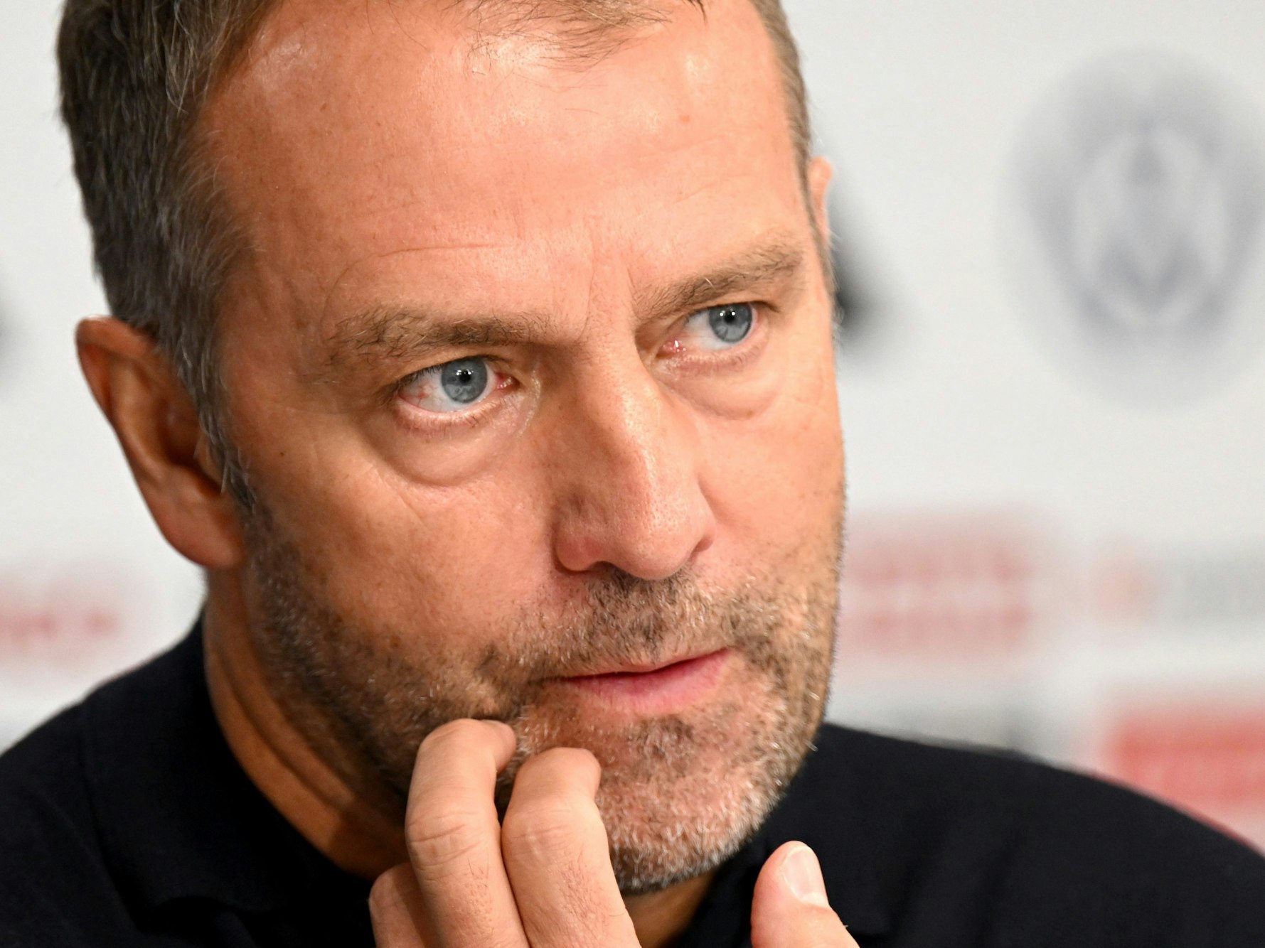 Bundestrainer Hansi Flick spricht auf der Pressekonferenz nach dem Spiel.