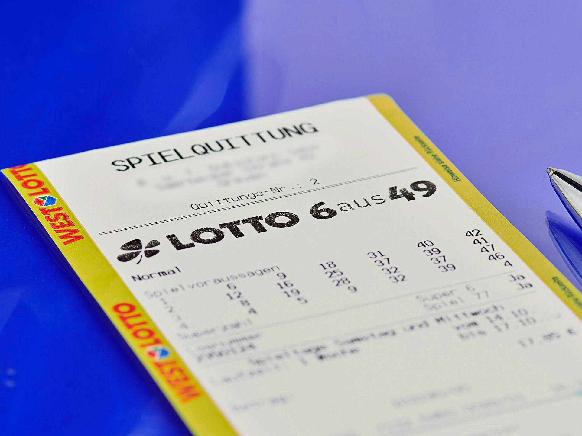 Das Symbolfoto zeigt einen Lotto-Spielschein (6 aus 49), aufgenommen im Juli 2022.