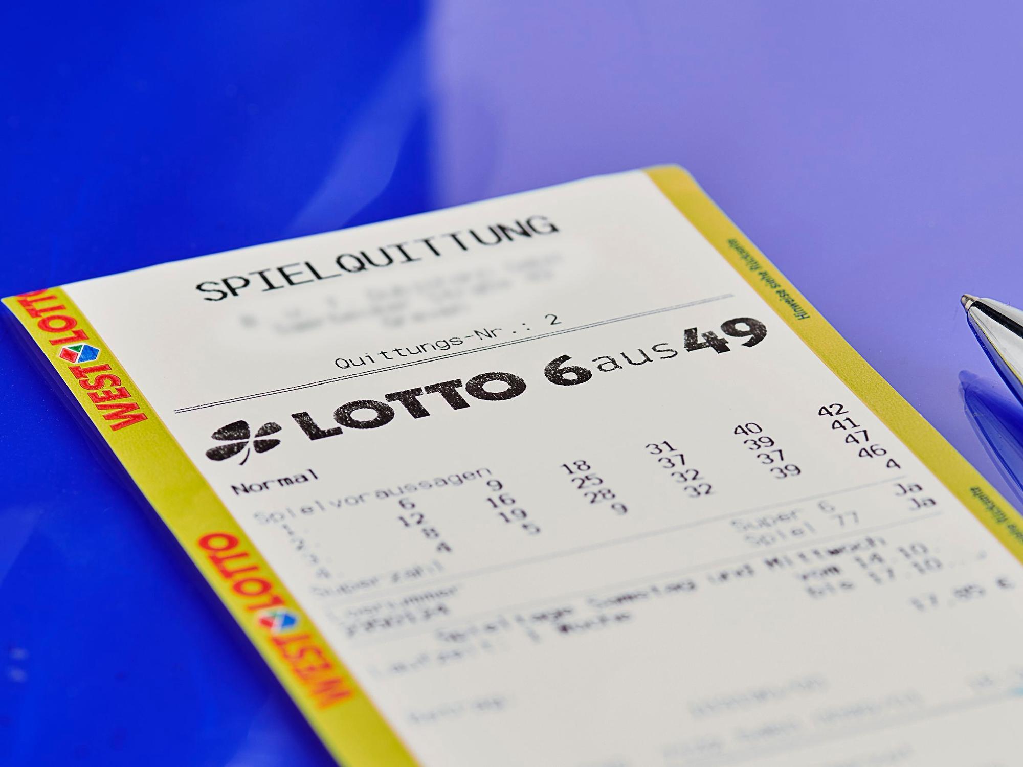 Das Symbolfoto zeigt einen Lotto-Spielschein (6 aus 49), aufgenommen im Juli 2022.
