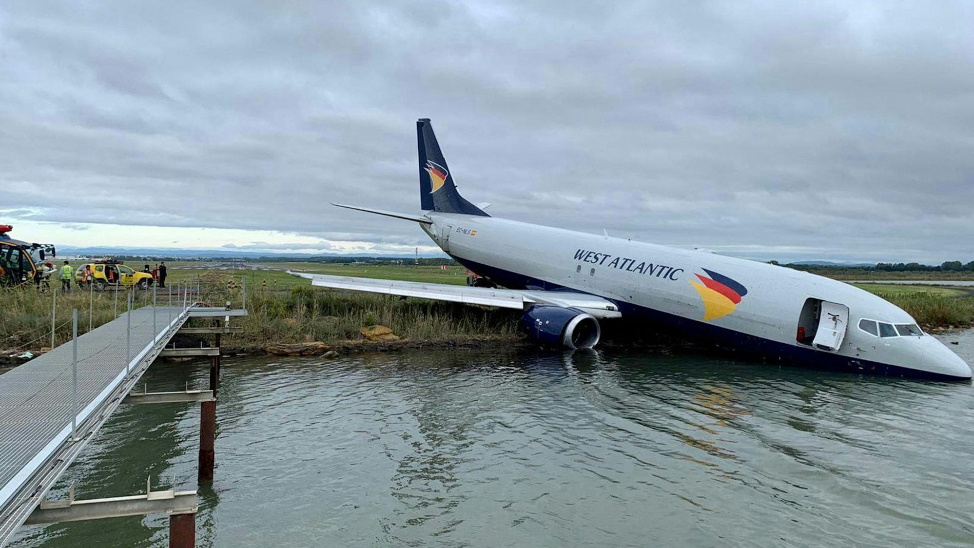 Dieses Bild, das am 24. September 2022 vom Bureau d'Enquetes et d'Analyses pour la Securite de l'Aviation Civile (BEA) zur Verfügung gestellt wurde, zeigt eine Boeing 737 von Aeropostale, die bei der nächtlichen Landung auf dem Flughafen Montpellier über die Landebahn hinausgeschossen ist. Drei Personen mussten befreit werden, sie blieben unverletzt.