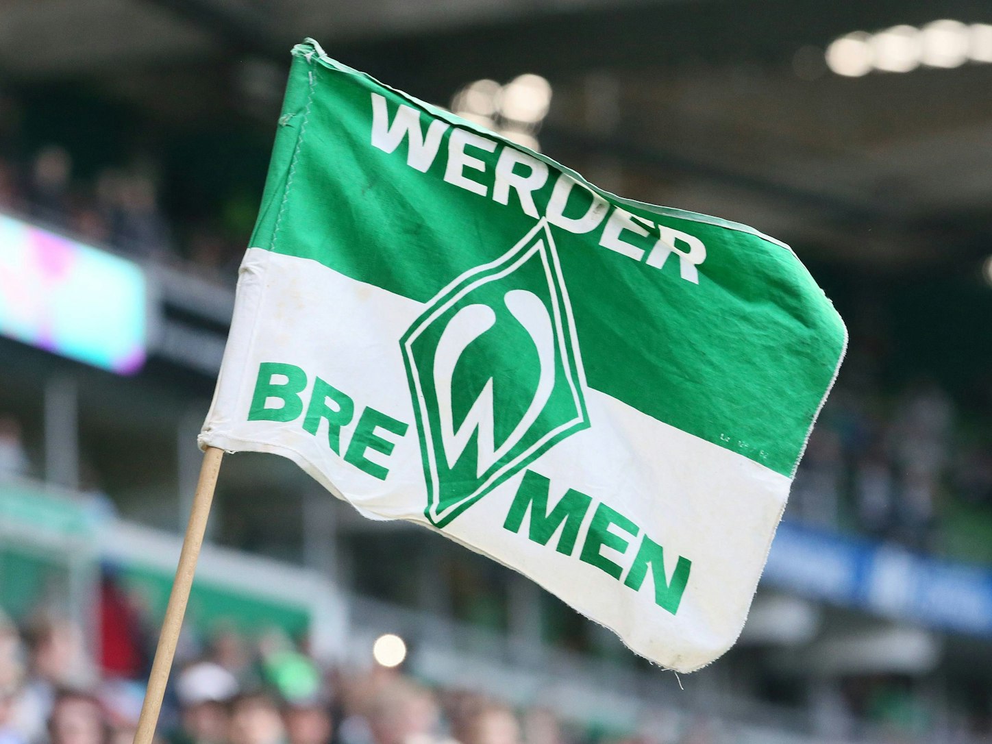 Das Bild zeigt eine kleine Fahne mit dem Werder-Bremen-Wappen darauf.