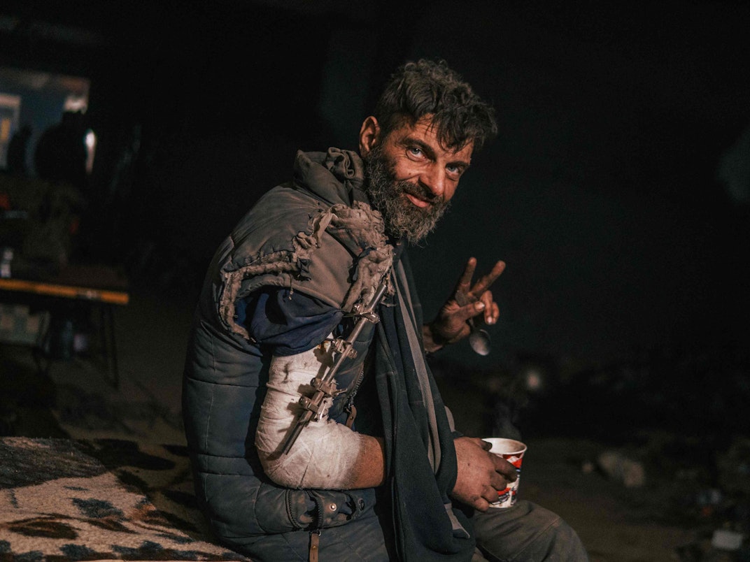 Das am 11. Mai 2022 vom Asow-Regiment veröffentlichte Foto zeigt den ukrainischen Soldaten Mykhailo Dianow, der in der Eisen- und Stahlfabrik Asowstal im östlichen Mariupol das Victory-Zeichen (Symbol für Frieden) zeigt.