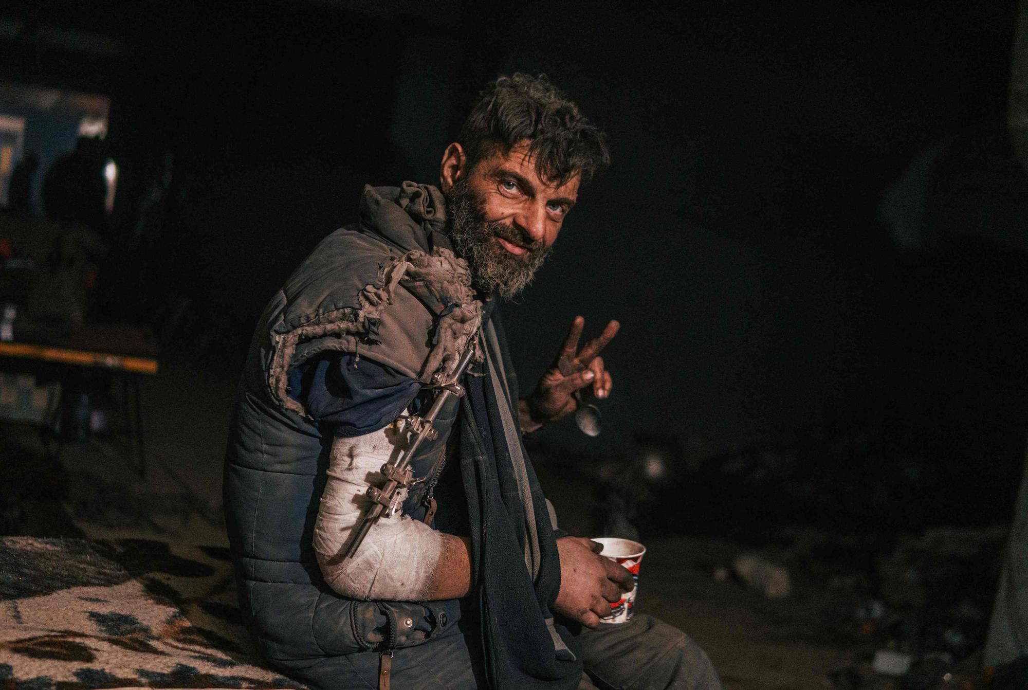 Das am 11. Mai 2022 vom Asow-Regiment veröffentlichte Foto zeigt den ukrainischen Soldaten Mykhailo Dianow, der in der Eisen- und Stahlfabrik Asowstal im östlichen Mariupol das Victory-Zeichen (Symbol für Frieden) zeigt.