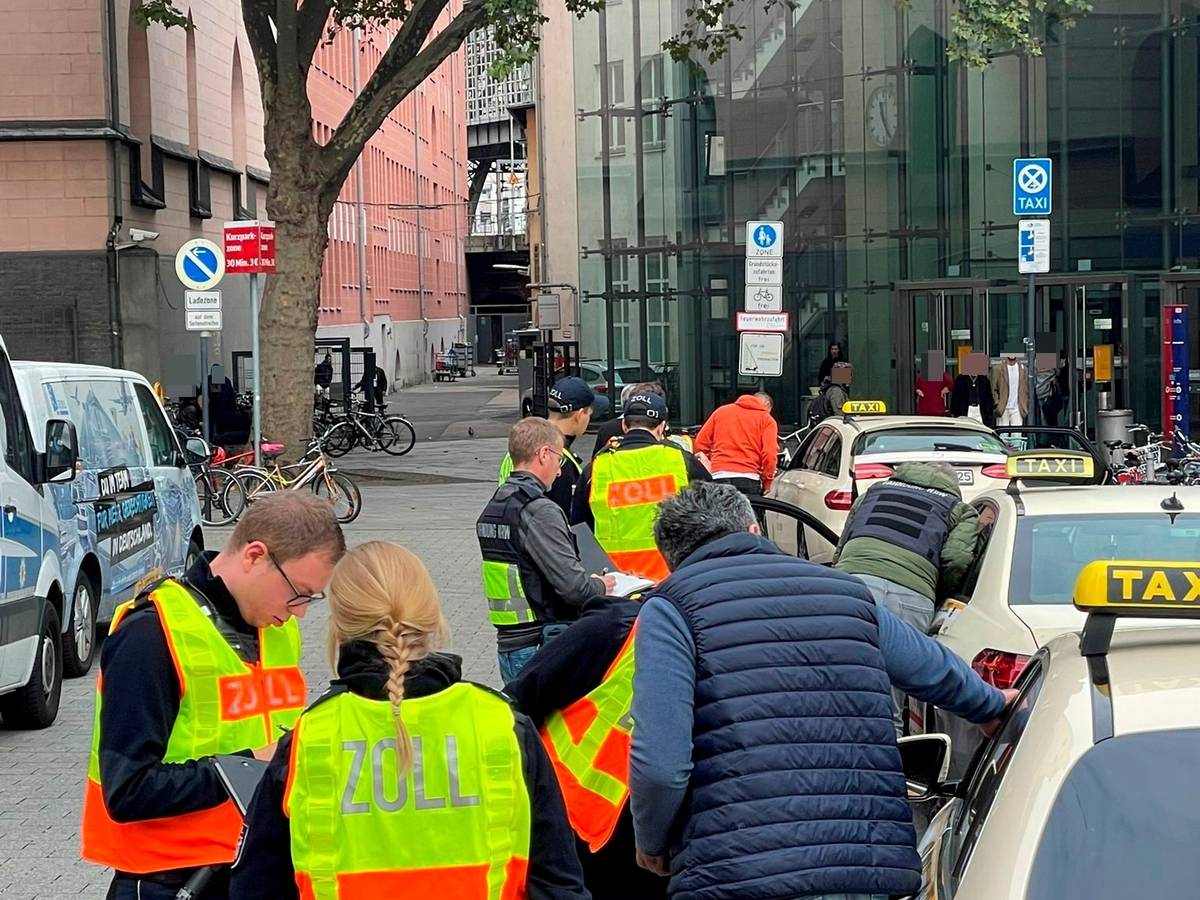 Kölner Zöllnerinnen und Zöllner kontrollieren Taxis.