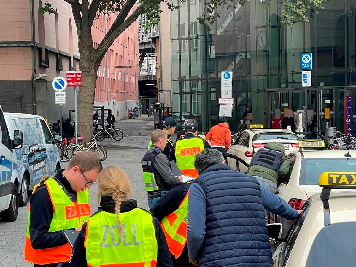Kölner Zöllnerinnen und Zöllner kontrollieren Taxis.