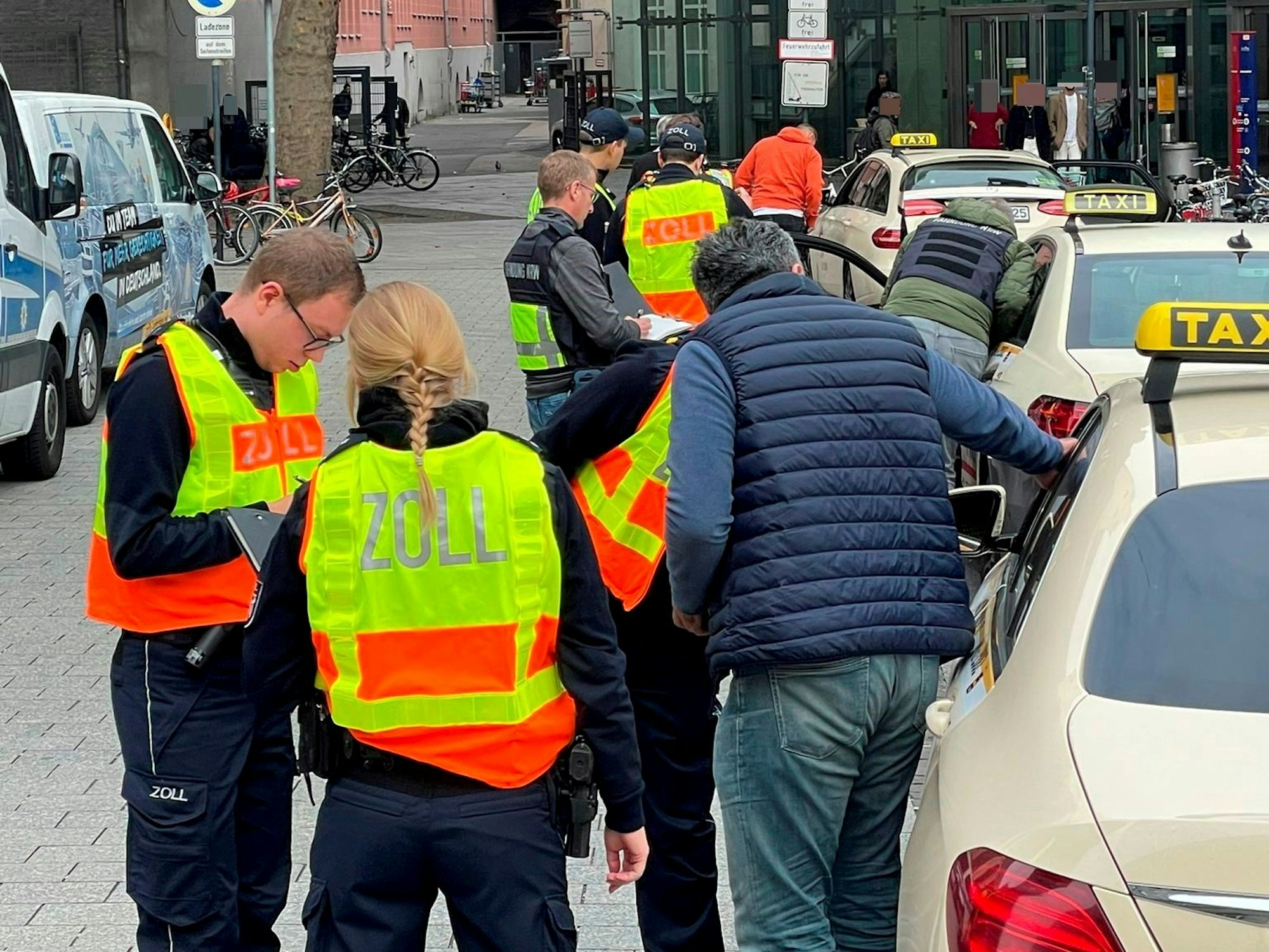 Kölner Zöllnerinnen und Zöllner kontrollieren Taxis.
