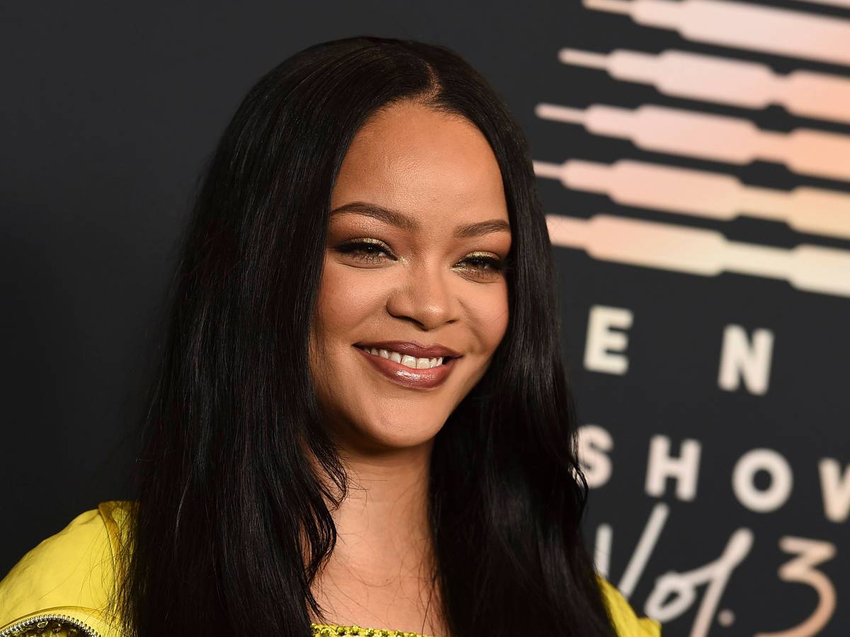 Rihanna lächelt: Der Pop-Superstar rockt die Halbzeit-Show.