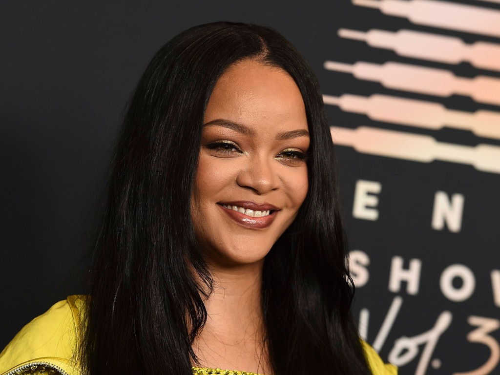 Rihanna lächelt: Der Pop-Superstar rockt die Halbzeit-Show.