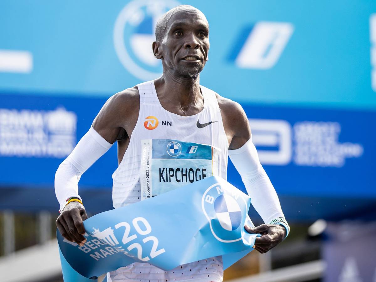 Eliud Kipchoge aus Kenia läuft beim Berlin Marathon nach 2:01:09 Stunden durchs Ziel.