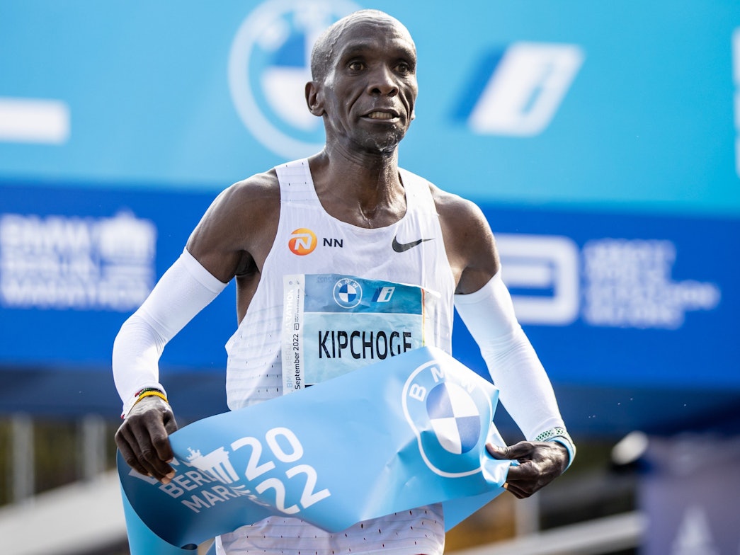 Eliud Kipchoge aus Kenia läuft beim Berlin Marathon nach 2:01:09 Stunden durchs Ziel.