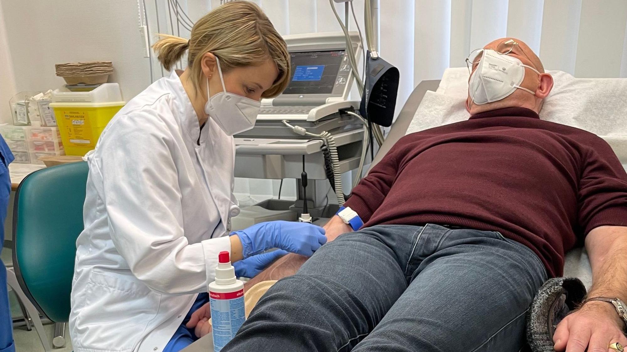 Horst Lichter bei einem Check-up in der Klinik.