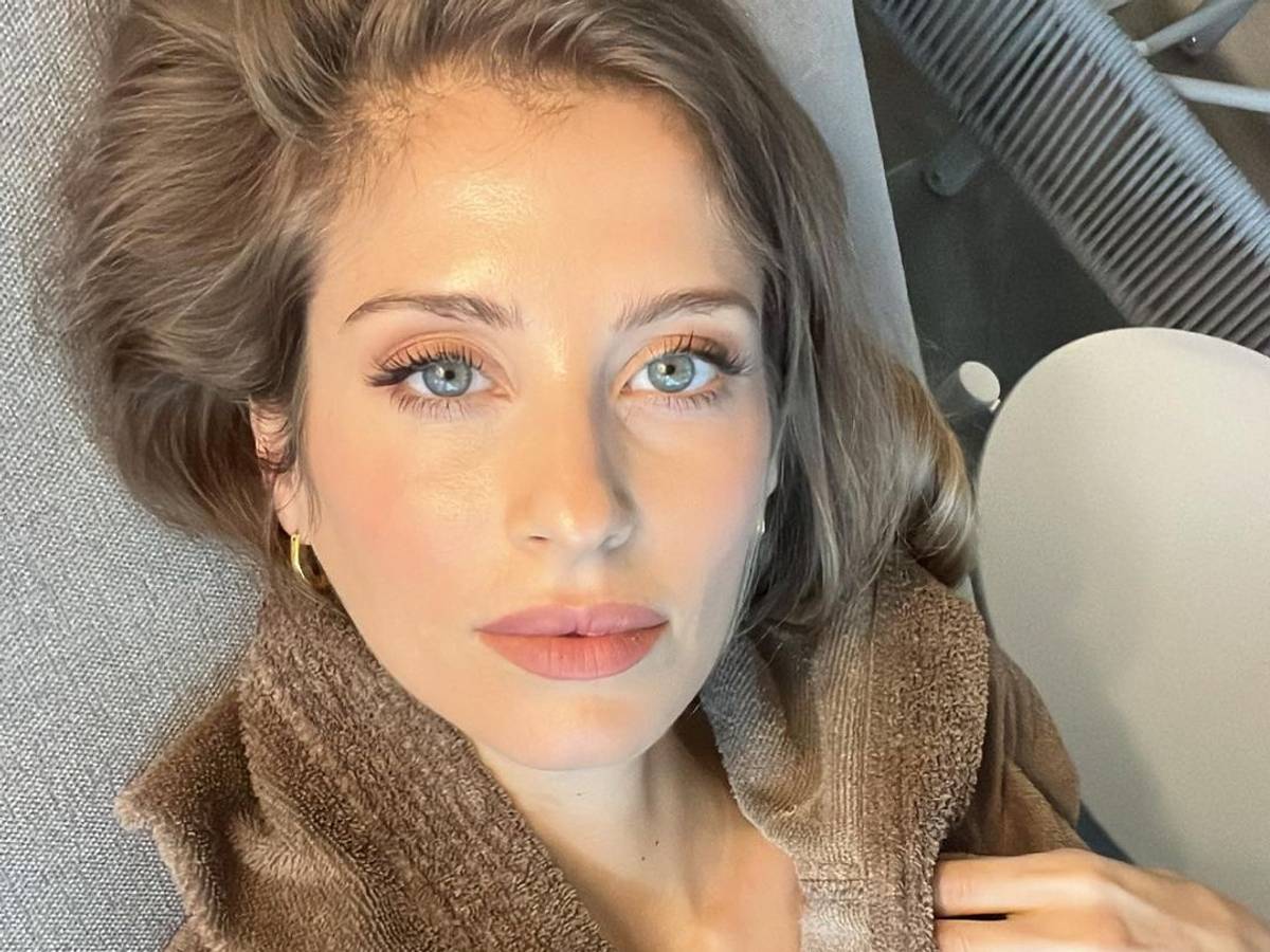 Cathy Hummels, hier auf einem Instagram-Selfie vom April 2022, musste mit einem Flugzeug notlanden.