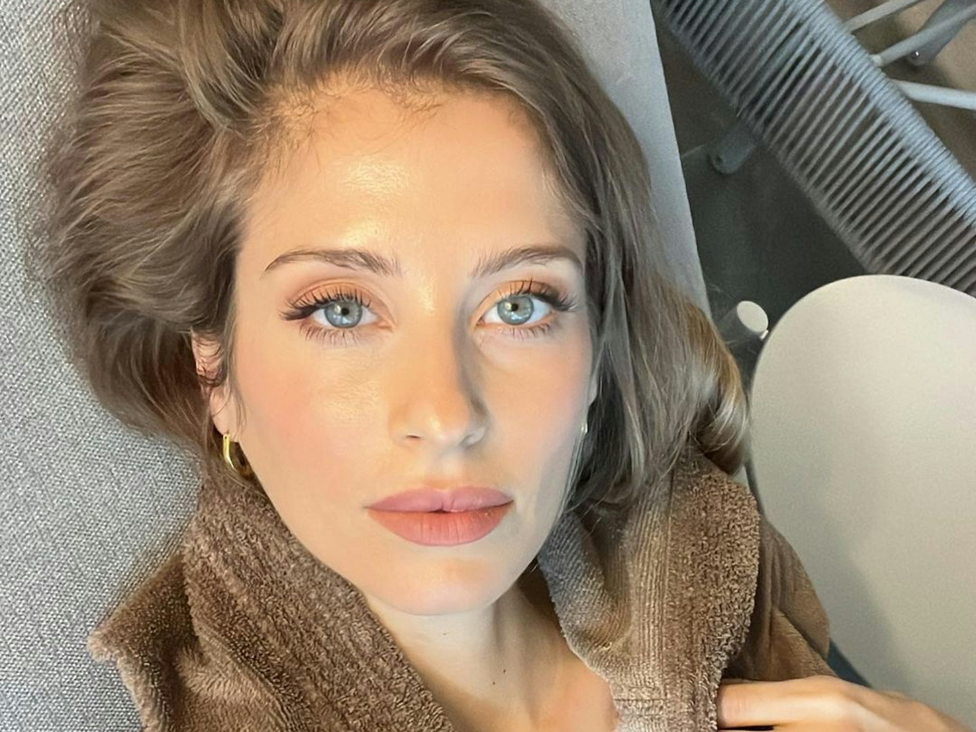 Cathy Hummels, hier auf einem Instagram-Selfie vom April 2022, musste mit einem Flugzeug notlanden.