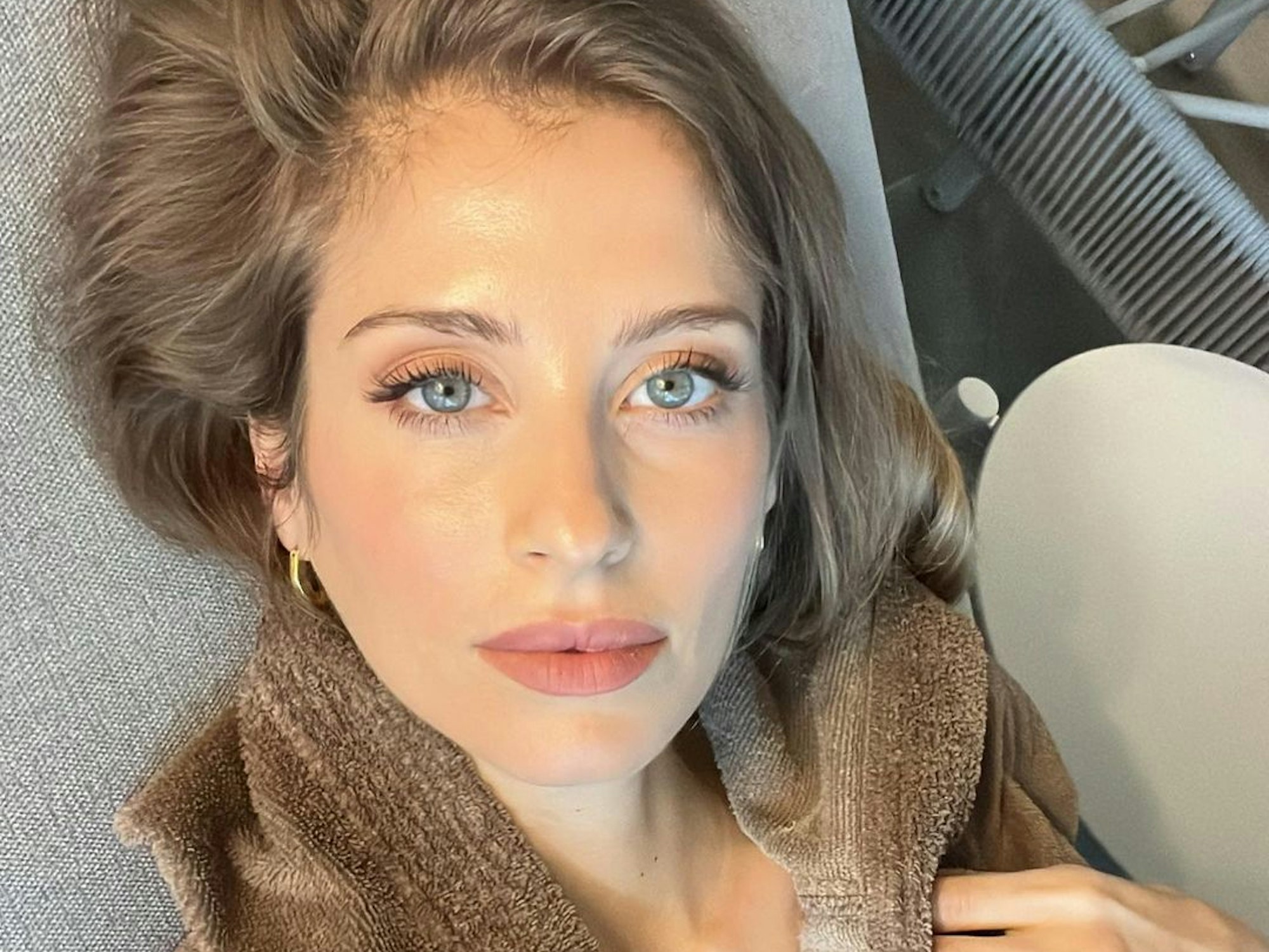 Die Moderatorin Cathy Hummels blickt auf einem Instagram-Selfie vom April 2022 in die Kamera.