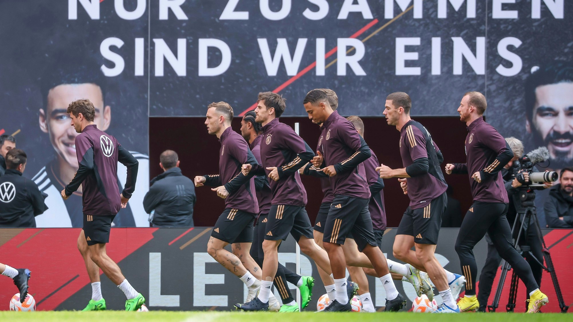 Abschlusstraining vor dem Spiel gegen England, Red Bull Arena: Die Spieler laufen eine Runde.
